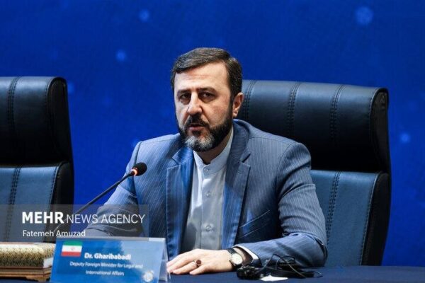 غریب‌آبادی: ترامپ «تهدید» را در قالب فرصت صلح مطرح می‌کند