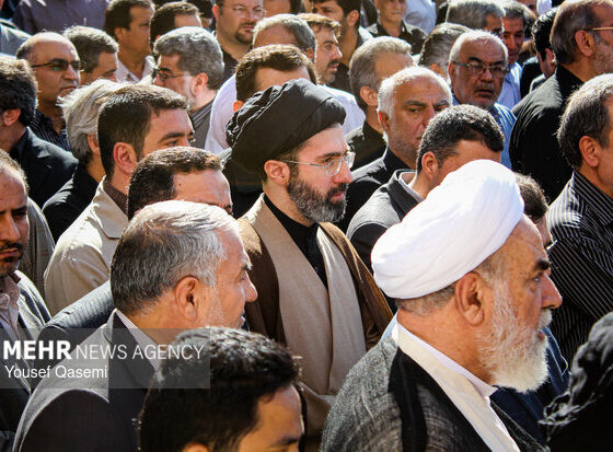 نقد و بررسی کتابی درباره رهبر انقلاب