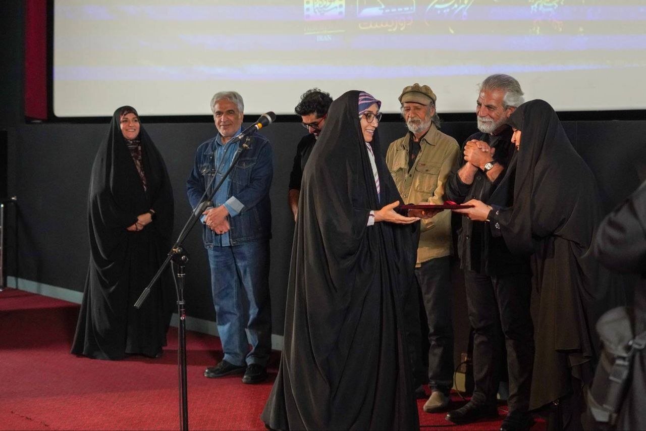 نقد و جامعه پیوند عمیقی دارند/ سینمای ما از جامعه عقب افتاده است/ ویژگی اصلی سینمای ایران باید شاعرانگی باشد