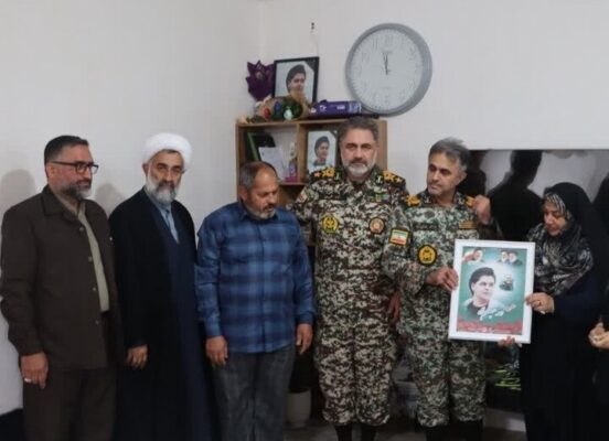 امیر سرتیپ الهامی با خانواده شهید احمد حسین‌نژاد دیدار کرد