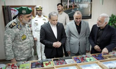 بازدید عراقچی از نمایشگاه شهدای ناو دنا و دیدار با دریادار ایرانی