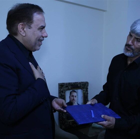 خانواده شهدا چشم و چراغ ملت هستند