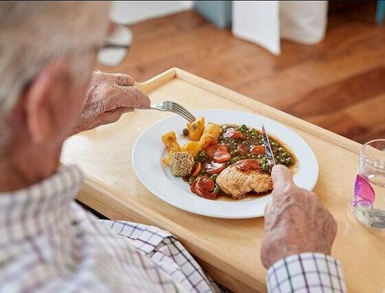 خوردن غذا در ساعات پایانی شب چه بلایی سر روده می آورد؟