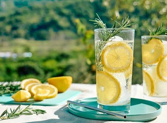در گرمای ۴۰ درجه چه نوشیدنی‌هایی بنوشیم تا خنک شویم؟