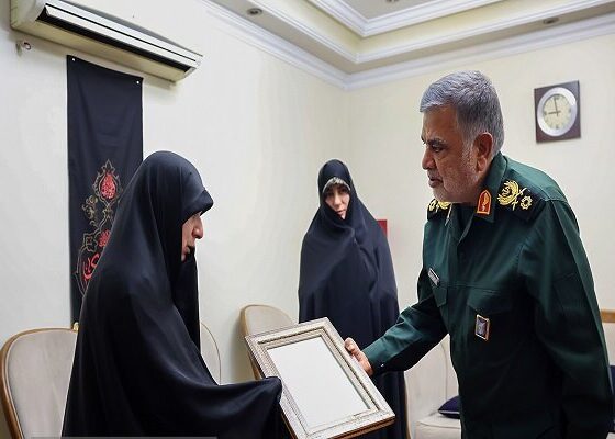 دیدار معاون هماهنگ‌کننده نیروی زمینی سپاه با خانواده شهید ابراهیم‌زاد