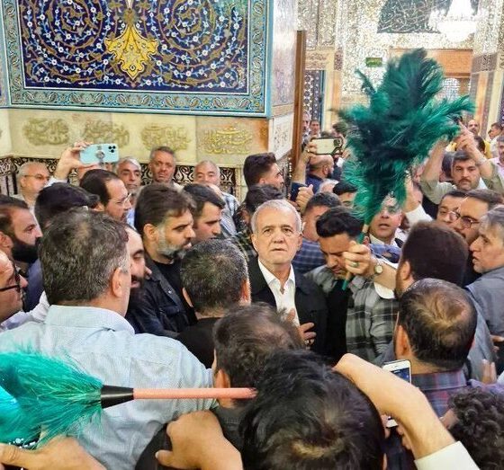 رئیس جمهور به زیارت حرم مطهر امام رضا(ع) مشرف شد