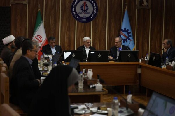 عارف: باید به بازگرداندن اساتید مهاجرت کرده بیاندیشیم عارف: باید به بازگرداندن اساتید مهاجرت کرده بیاندیشیم