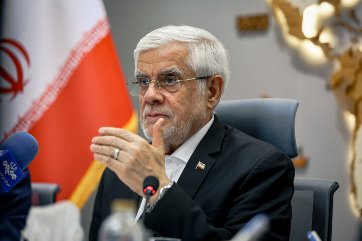 عارف: رایگان کردن حمل‌ونقل عمومی یکی از راهبردهای دولت است