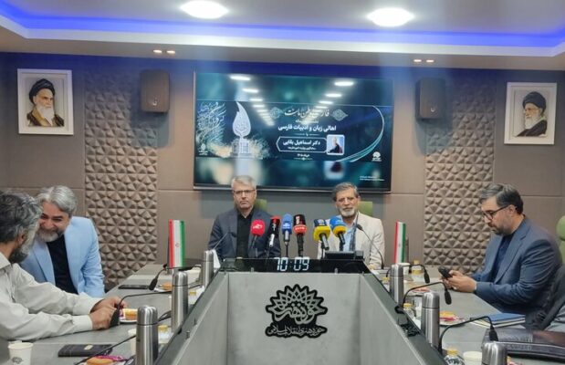 نشان «پارسی جان» به بقایی رسید نشان «پارسی جان» به بقایی رسید