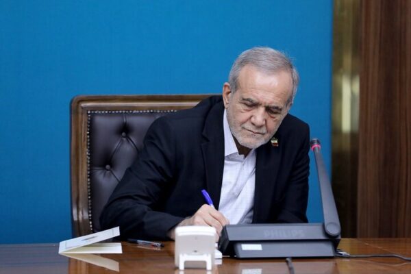 پزشکیان: مقابل هیچ تهدیدی عقبنشینی نخواهیم کرد پزشکیان: مقابل هیچ تهدیدی عقبنشینی نخواهیم کرد