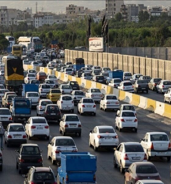 آخرین وضعیت ترافیکی محور‌های منتهی به شهر قم / ترافیک آزادراه تهران–قم به اوج رسید