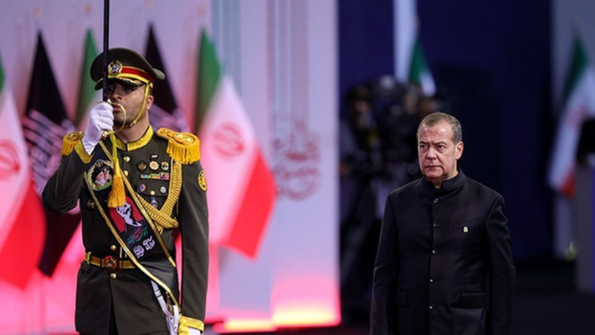 ادعای جنجالی مدودف درباره قدرت ایران در هرمز و بابالمندب ادعای جنجالی مدودف درباره قدرت ایران در هرمز و بابالمندب