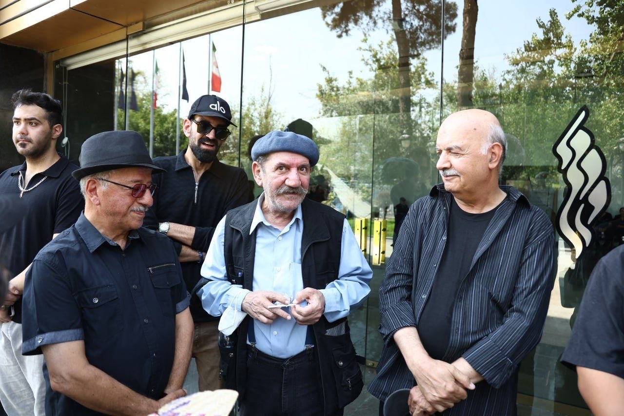 ایرج طهماسب، حمید جبلی و علیرضا خمسه در تشییع اکبر عبدی + عکس ایرج طهماسب، حمید جبلی و علیرضا خمسه در تشییع اکبر عبدی + عکس