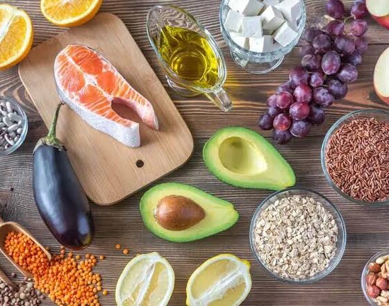 برای کاهش کلسترول چه بخوریم؟ راهنمای انتخاب غذاهای سالم