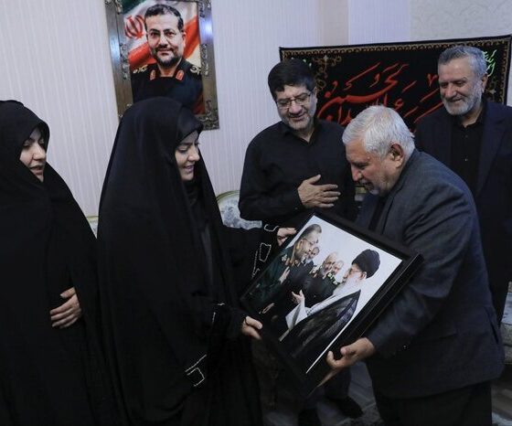 دیدار اعضای دفتر حفظ ونشر آثار رهبر شهید با خانواده سرلشکر شهیدسلیمانی