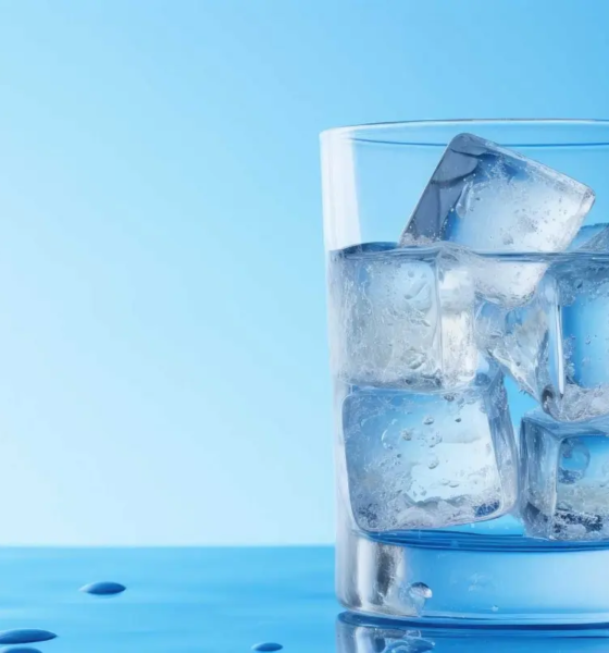 عوارض نوشیدن آب یخ؛ از اختلال در هضم غذا تا سردرد