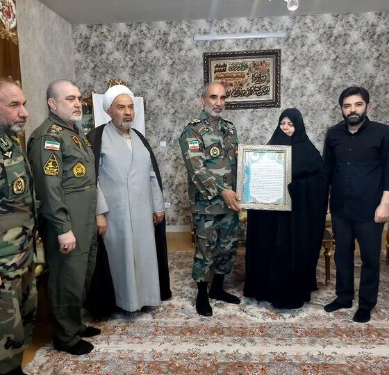 فرمانده نیروی زمینی ارتش با خانواده شهید سپهبد موسوی دیدار کرد