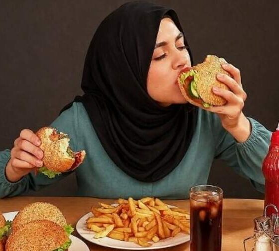 پرخوری عصبی در دختران نوجوان چه ارتباطی با عوامل روانی دارد؟