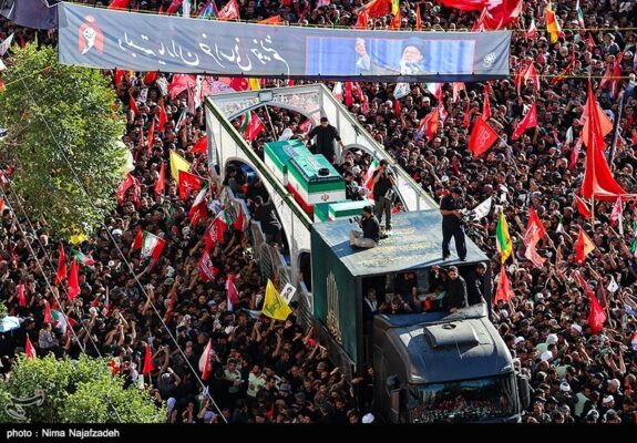 پیکر رهبر شهید امت با بالگرد به حرم مطهر منتقل می شود پیکر رهبر شهید امت با بالگرد به حرم مطهر منتقل می شود