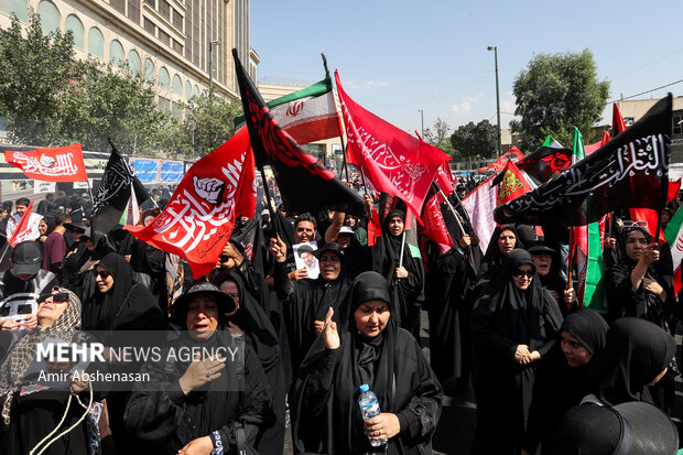 نوای «یالثارات الحسین» در پیادهروی جاماندگان تهران/طنین عشق در پایتخت نوای «یالثارات الحسین» در پیادهروی جاماندگان تهران/طنین عشق در پایتخت