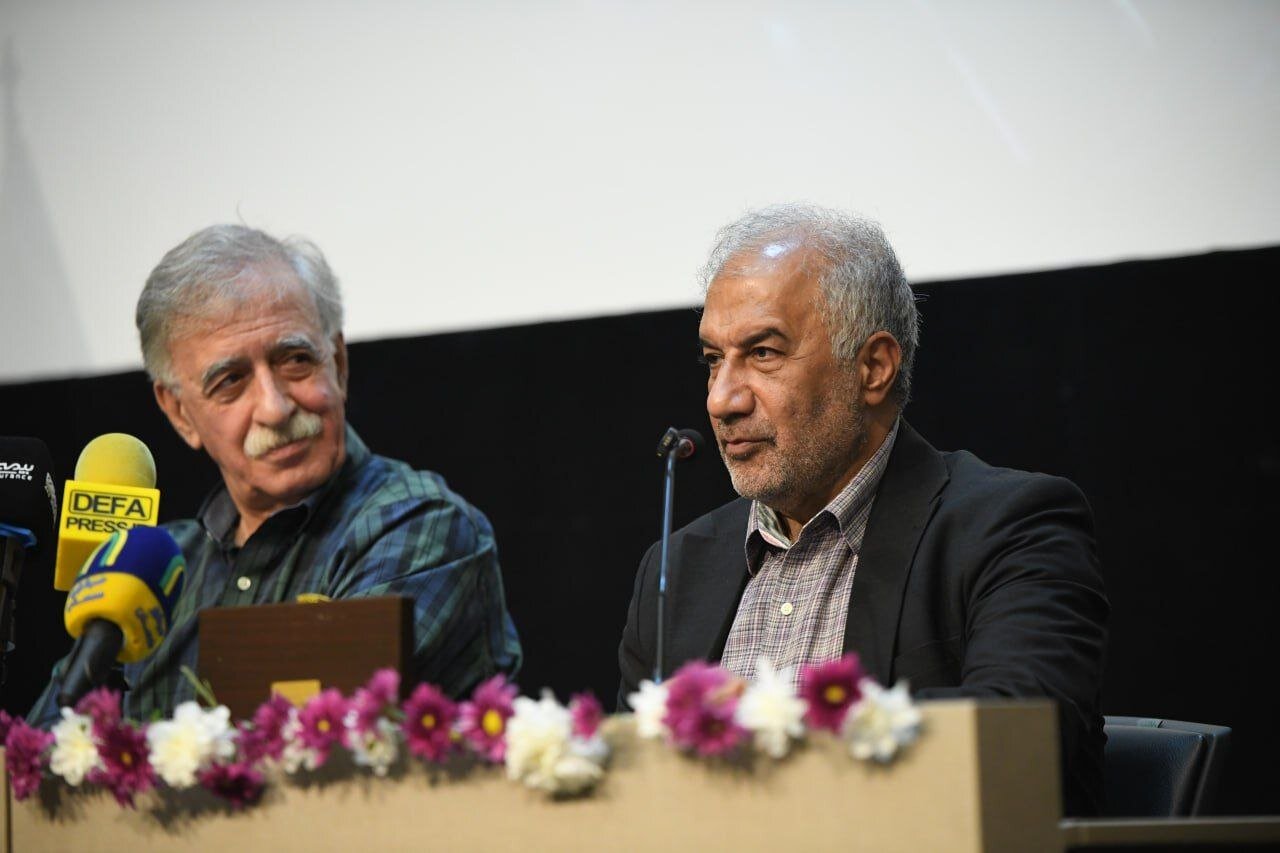 انتقاد محمدمهدی عسگرپور از روی دور تکرار افتادن بحث در مورد «پروانه ساخت» انتقاد محمدمهدی عسگرپور از روی دور تکرار افتادن بحث در مورد «پروانه ساخت»