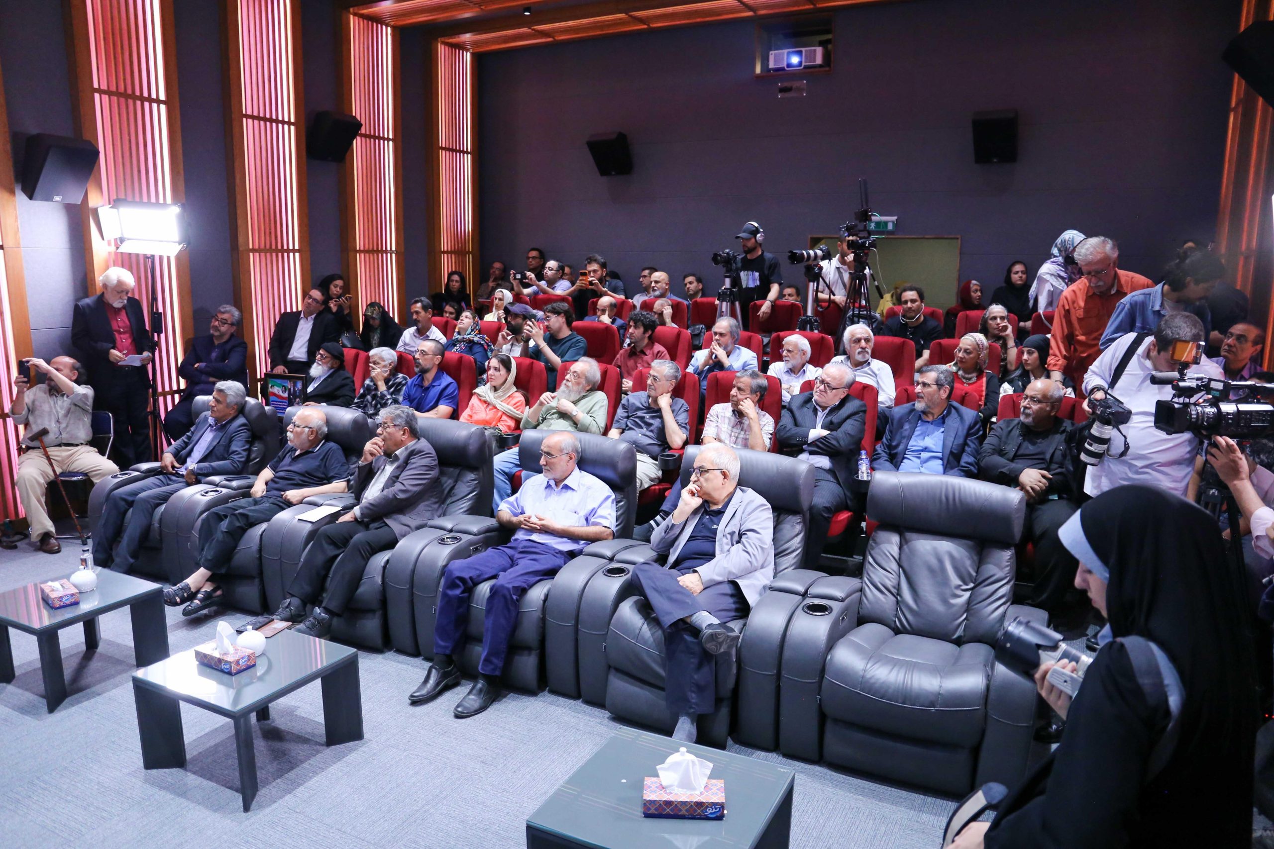 سینماگران برای علیرضا داودنژاد سنگ تمام گذاشتند؛ از «مجنون سینما» تا «عاشق سینما» بب